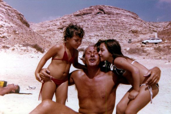 Modugno a Lampedusa sulla spiaggia dell'Isola dei Conigli (Foto di Kocis Scudellari del settembre 1977)